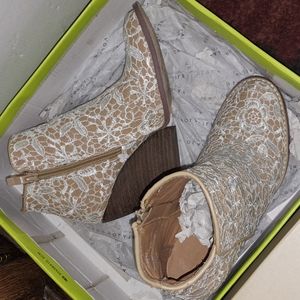 Women's Very Volatile Los Angeles 4"wedge heel ankle booties with white lace.6.5